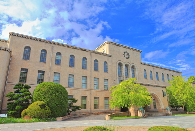 学校の勉強は天才的に得意で全く苦労せずに現役で神戸大学入ったのに、企業の面接が1ミリもかすらない